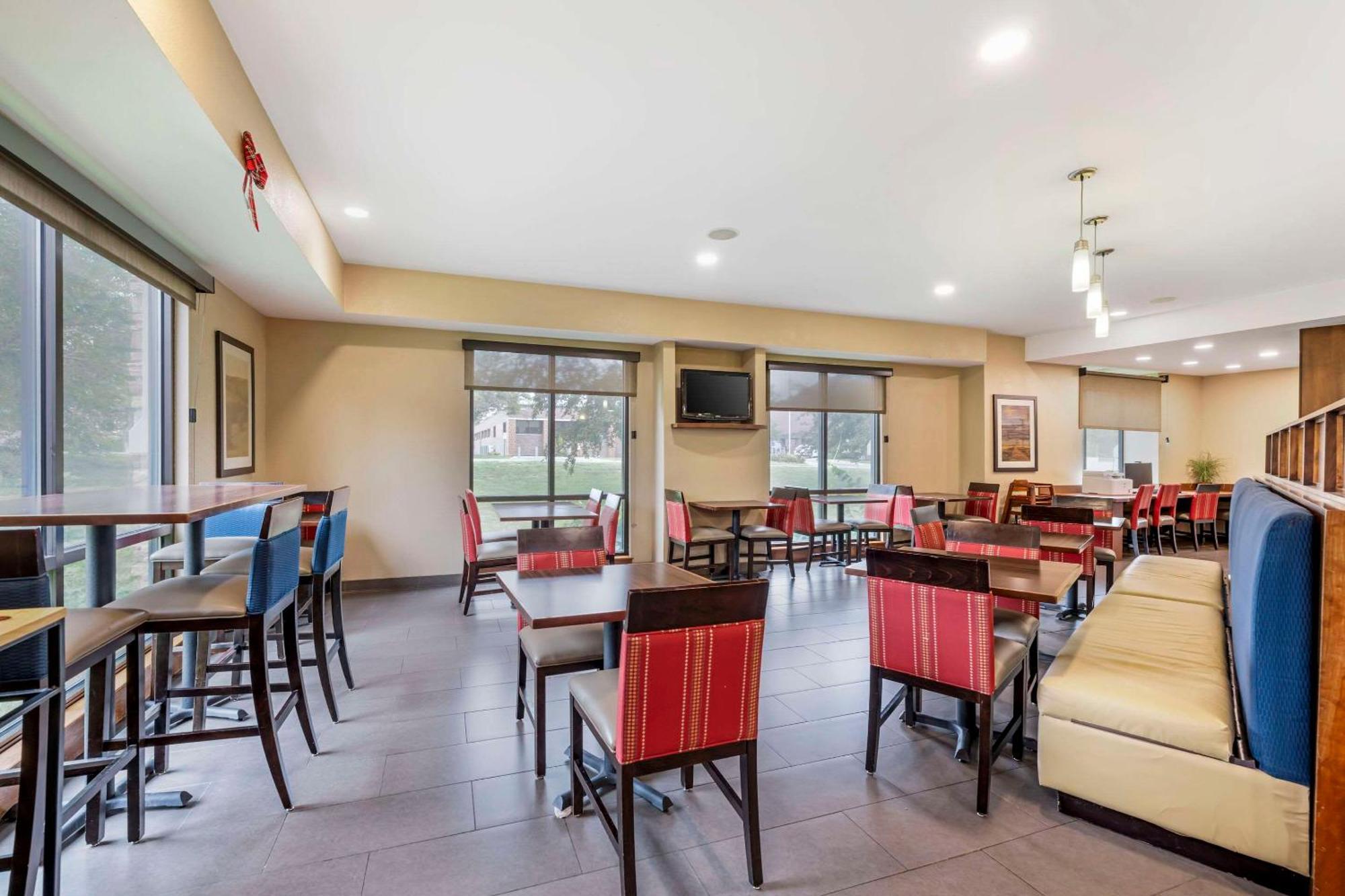 Comfort Suites East Lincoln - Mall Area Εξωτερικό φωτογραφία